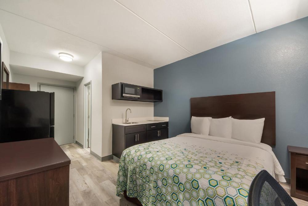 Studio King Room Non-Smoking interior